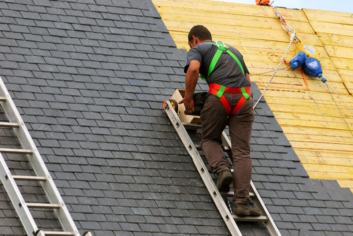 roofing contractor shingles 705x472 1